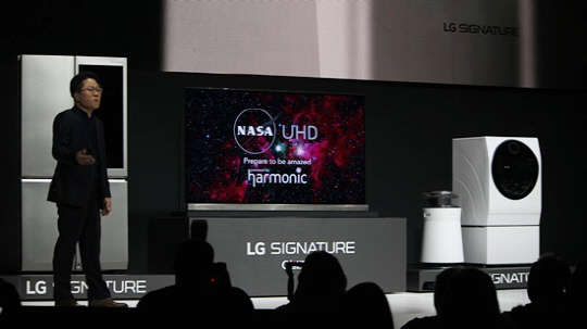 안승권 LG전자 사장이 5일(현지시간) 미국 라스베이거스에서 개최한 'LG 프레스 콘퍼런스'에서 LG 시그니처 유기발광다이오드(OLED) TV 등 LG 시그니처 가전제품들을 소개하고 있다.  LG전자 제공